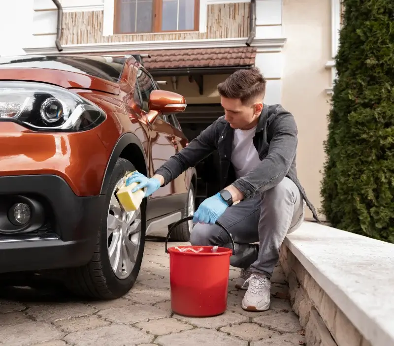 Lavage auto à domicile Lézardrieux : professionnel intervenant sur un véhicule